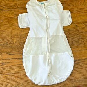 Happiest baby SNOO 5 second swaddle sleepsack white gender neutral size med